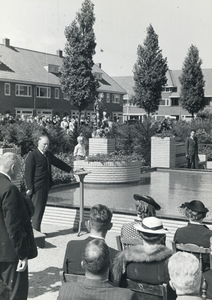 99759 Afbeelding van het dankwoord van mr.dr. G.A.W. ter Pelkwijk bij de officiële overdracht van de fontein met beeld ...